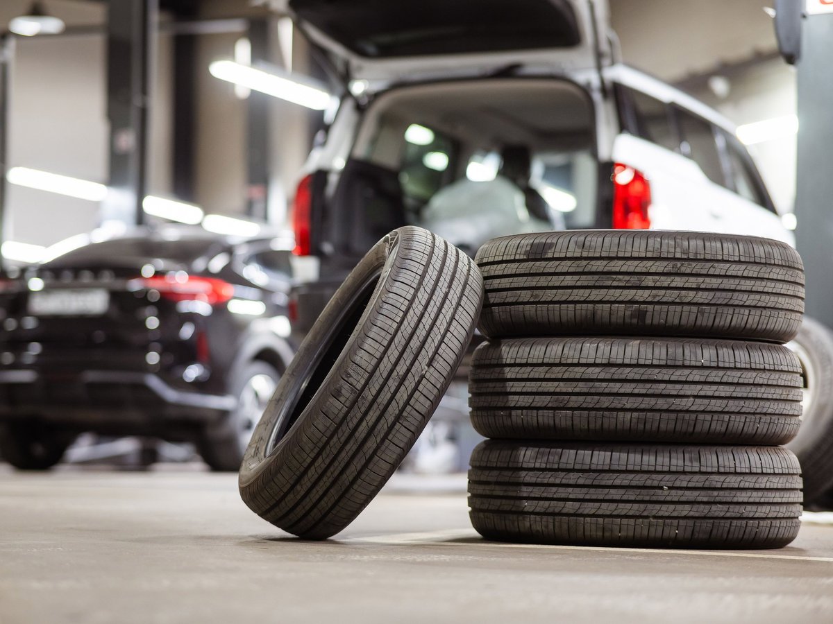 Changing tires for a car according to the season