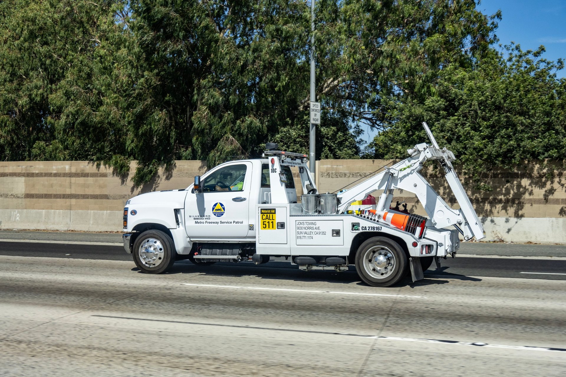 A metro tow truck